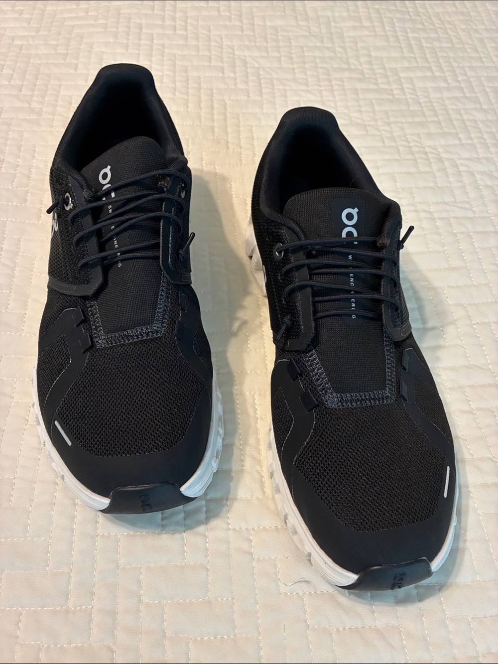 On Running Women’s Black and White Cloud-6 Sneakers Size 9.5